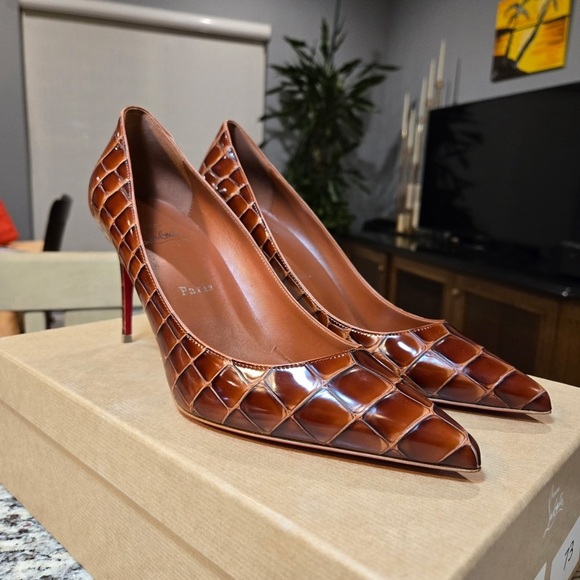 NEW Christian Louboutin Kate 85 Pumps in Cognac Crocodile Embossed Leather 39.5 - Picture 9 of 12